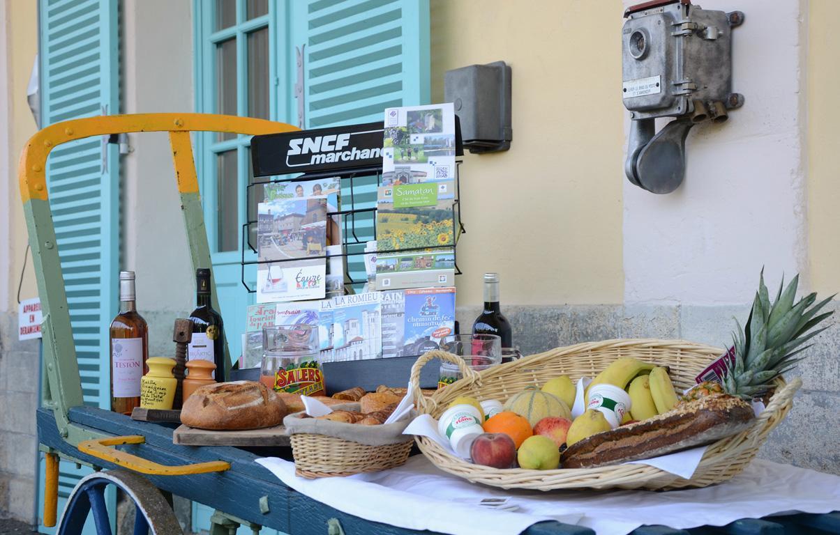 Avenue De La Gare Bed and Breakfast Riscle Buitenkant foto