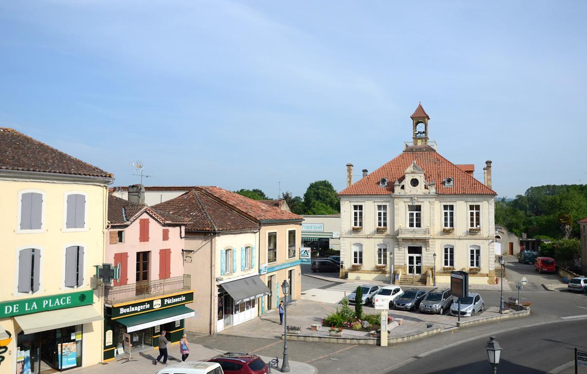 Avenue De La Gare Bed and Breakfast Riscle Buitenkant foto