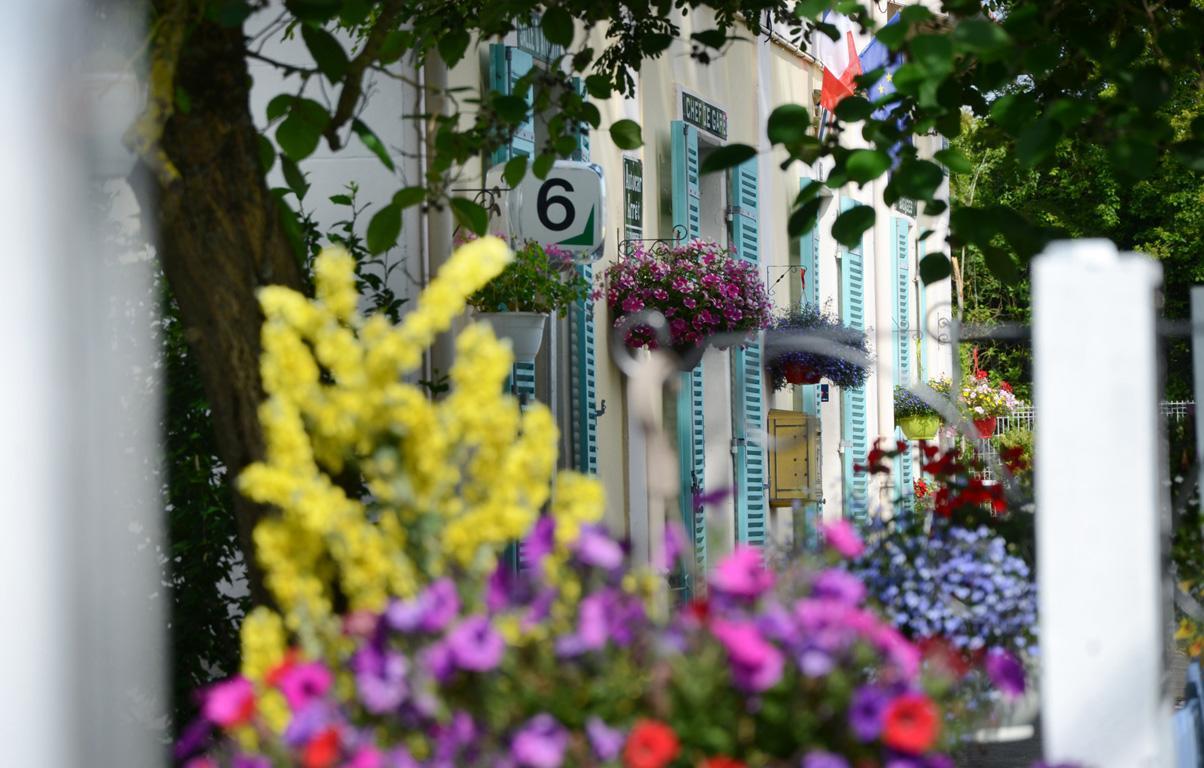 Avenue De La Gare Bed and Breakfast Riscle Buitenkant foto